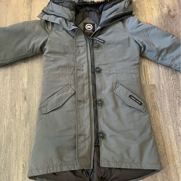 Canada Goose Rossclair Parka. Size Medium - Picture 9 of 16